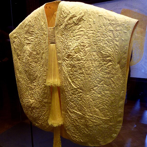 File:Spider silk cape.jpg