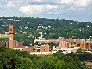 Waterbury skyline frae wast, wi Union Station clock touer at left