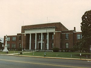 Neshoba County courthouse and Confederate Monument in Philadelphia