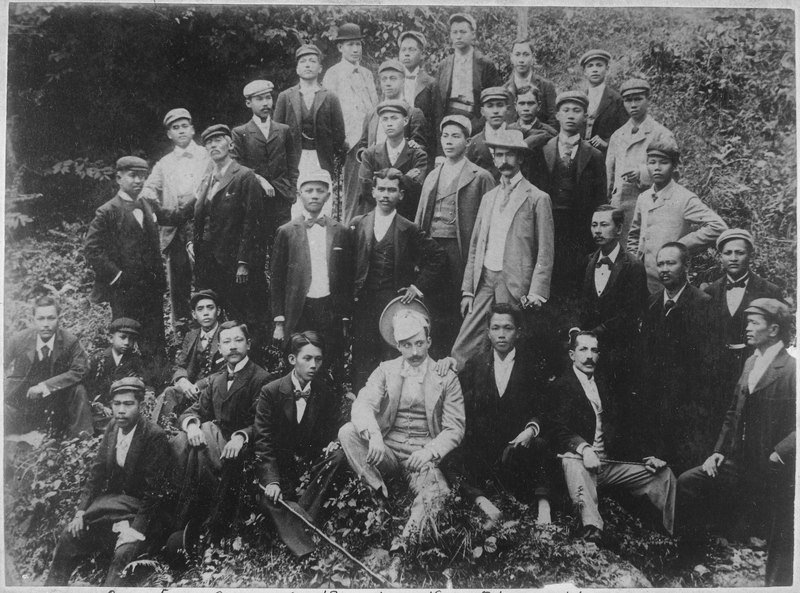 File:Aguinaldo (seated 3d from right) and other Insurgent leaders., ca. 1900 - NARA - 542446.tif