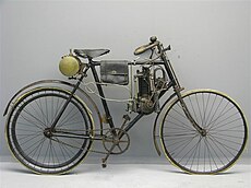 Clément Type B (142 cc) ca. 1903 met magneetontsteking. Om de kettingaangedreven ontstekingsmagneet te kunnen plaatsen is het motorblok rechtop gezet.