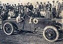 Georges Carpentier (à gauche du pilote) s'apprêtant à faire un tour d'honneur avec Jules Goux, à Indianapolis en 1920.