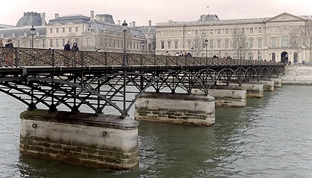 Le pont des Arts et le Louvre.