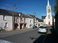 La rue Julienne-David avec l'église Saint-Médard à l'arrière-plan.