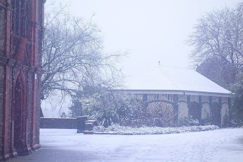 File:Teahouse in the Snow.jpg