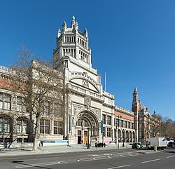 La facciata del museo