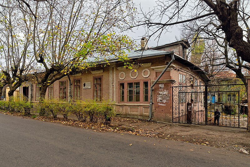 File:Zheleznovodsk. Compound Karpovs PB050409 2350.jpg