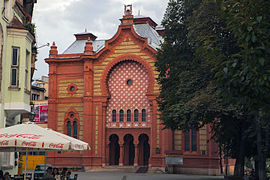 L'ancienne synagogue d'Oujhorod de style néo-byzantin accueille aujourd'hui l'orchestre symphonique, d'où la présence de la lyre à la place des tables de la Loi[9].