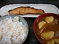 Desayuno japonés: arroz blanco, salmón frito y sopa miso.