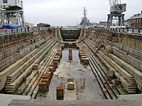 Una vista del bacino di carenaggio senza acqua