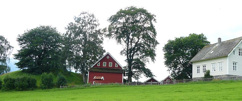 File:Karnilsfarm with tumulus - eastview.jpg