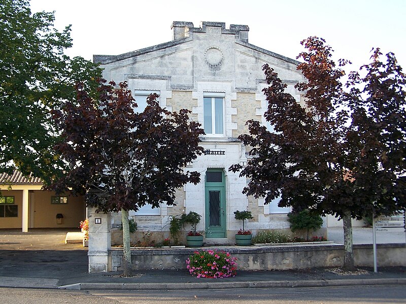 File:Landerrouat Mairie.jpg