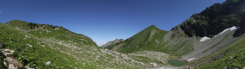 File:Panoramic view on the trail to Plan des Eaux - panoramio.jpg