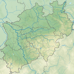 Mapa konturowa Nadrenii Północnej-Westfalii, blisko centrum na lewo znajduje się owalna plamka nieco zaostrzona i wystająca na lewo w swoim dolnym rogu z opisem „Baldeneysee”