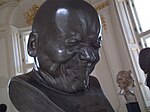 Omul Spânzurat (nr. 25 dintr-o serie de capete de personaje); de Franz Xaver Messerschmidt; după 1770; alabastru; înălțume: 38 cm; Österreichische Galerie Belvedere (Viena, Austria)[41]