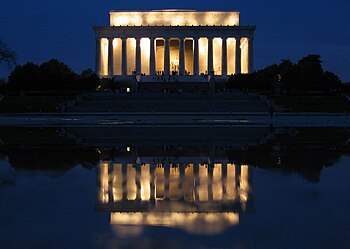 Lincoln Memorial, gauez argitua. Barruan, Abraham Lincoln Presidentearen eskultura ikusten da.