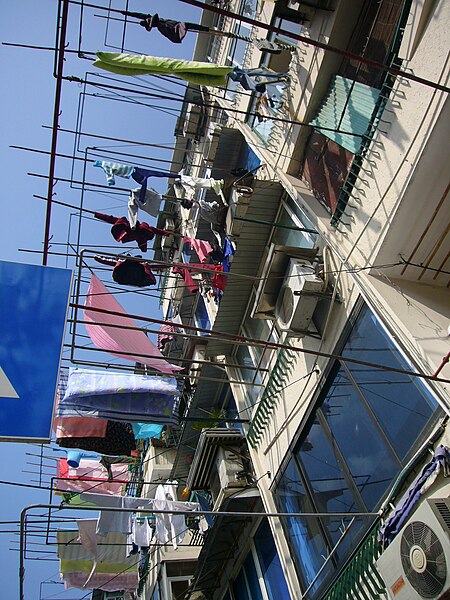 File:Pudong - Drying laundry.JPG