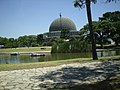 Imagen del planetario y el lago artificial.