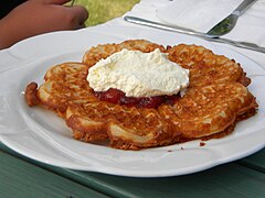 Våffla med sylt och grädde.jpg