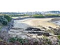 La plage entre la Pointe Saint-Jean et la pointe du Bouillennou ; à l'arrière-plan la ville de Saint-Pol-de-Léon.