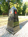 Obelisk aus Gabbro-Gestein mit Rotem Stern