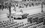 Als Kommandeursfahrzeug während der Militärparade zum 39. Tag der Republik (1988) mit den Generälen Stechbarth (links) und Keßler (rechts)