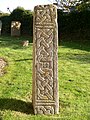 Zwei jeweils um ein Auge verlängerte Trossenknoten. Dieser Stein wurde gefunden, als man die alten Mauern der St Peter’s Kirche in Creeton, England abriss. Er ist vermutlich angel-sächsischen Ursprungs und aus dem 12. Jh.