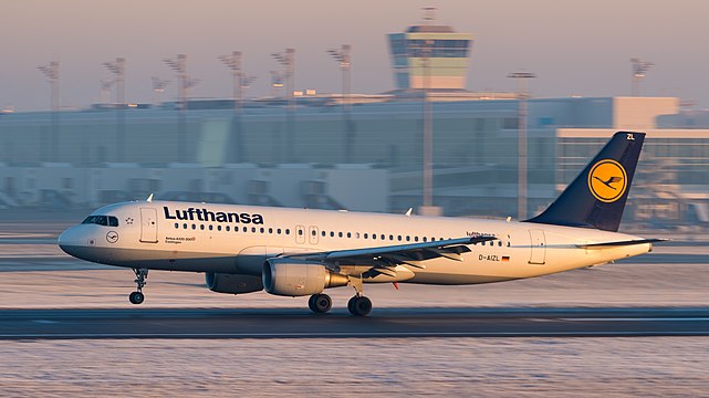 Lufthansa Airbus A320-214.