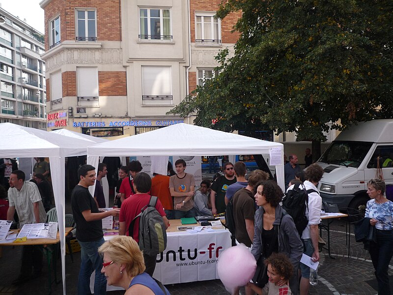 File:Lille - Braderie 2010, stand de Wikimédia France.JPG