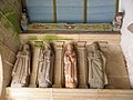 Église paroissiale Saint-Mahouarn : le porche (quatre statues d'apôtres) 2.