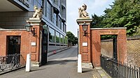 Pintu masuk sebelah selatan Istana Kensington.