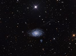 NGC 3614A (rechtsonder NGC 3614)