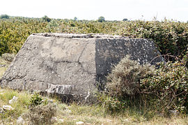 Support en béton d'un radar.