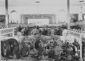 Wayang kulit performance with gamelan accompaniment in the context of the appointment of the throne for Hamengkubuwono VIII's fifteen years in Yogyakarta, between 1900 and 1940