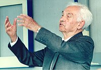 Ernst Mayr (starší muž, gestikulující)