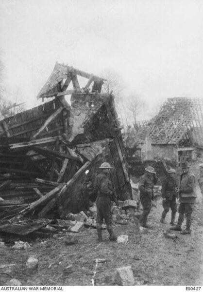 File:Favreuil - Soldats australiens dans les ruines du village en 1917.jpg