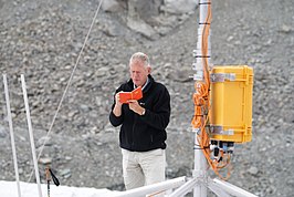 Hans Oerlemans maakt aantekeningen op een gletsjer. Foto: Astrid Van Wesenbeeck