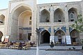 Vue sur les cellules et un iwan de la cour de la madrasa Koukeldach.