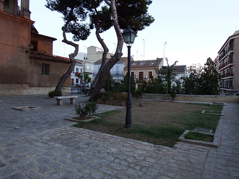 File:Vistas de la plaza mayor de Rocafort.a.jpg