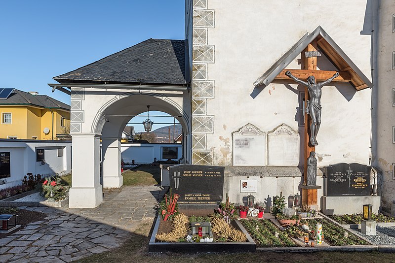 File:Magdalensberg Sankt Lorenzen Filialkirche hl. Laurentius Vorhalle und Kruzifix 11012019 5873.jpg