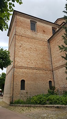 Al di sotto del presbiterio c'è la cripta, oggi Museo di Saludecio e del beato Amato (Santo Amato Ronconi)