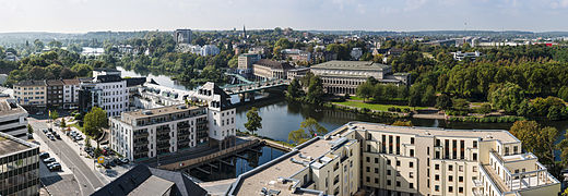 Neu gestaltete Ruhrpromenade mit Stadthalle und Schlossbrücke