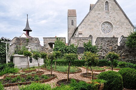 Kräutergarten auf der Ostseite, im Hintergrund die Stadtpfarrkirche. Links ein polnisches Denkmal, darüber der Glockenturm der Liebfrauenkapelle.