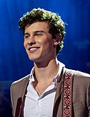 Mendes performing