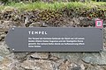 English: Sign showing the way to the temple with description Deutsch: Wegweiser zum Tempel mit Bescheibung