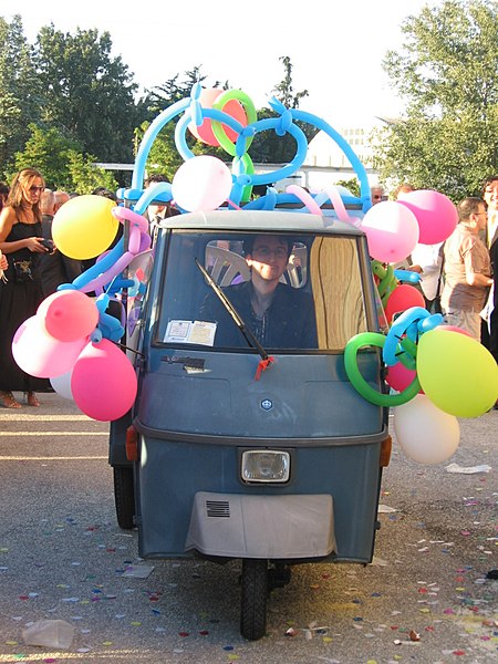 File:Ape piaggio in addobbo nuziale.jpg