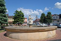 Rynek, fontanna z figurą koronczarki