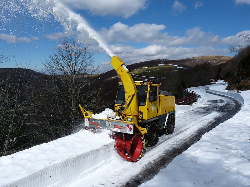 File:Déneigement de la route des Crêtes 2.JPG