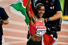 Faith Kipyegon viert haar overwinning op de 1500 m tijdens de WK van 2017 in Londen.