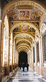 L'accesso all'appartamento delle udienze: la loggia al secondo piano del Palazzo Apostolico (Ala Nord - Palazzo di Gregorio XIII), visto dall'ingresso della Sala Clementina per l'ingresso della cappella Redemptoris Mater e della zona degli ascensori.